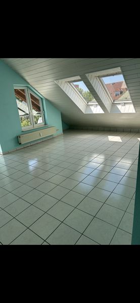 Lichtdurchflutete Dachgeschoßwohnung mit Balkon und Stellplatz